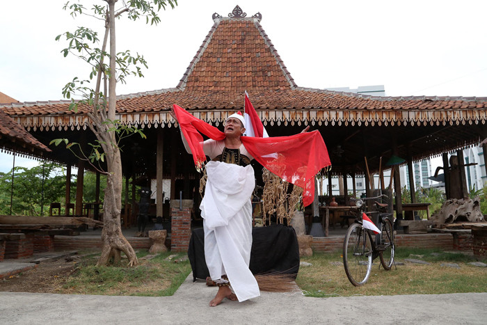 Seniman Meimura memerankan Besut Rusmini ketika memainkan wayang suket bertema Pemuda Adalah Hati dan Pikiran Rakyat di Surabaya, Jawa Timur, Rabu (27/10/2021).