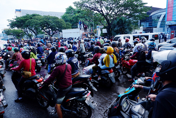 Sejumlah mahasiswa berunjuk rasa di depan kampus Universitas Muhammadiyah (Unismuh) Makassar di Jalan Sultan Alauddin, Kamis (28/10/2021).
