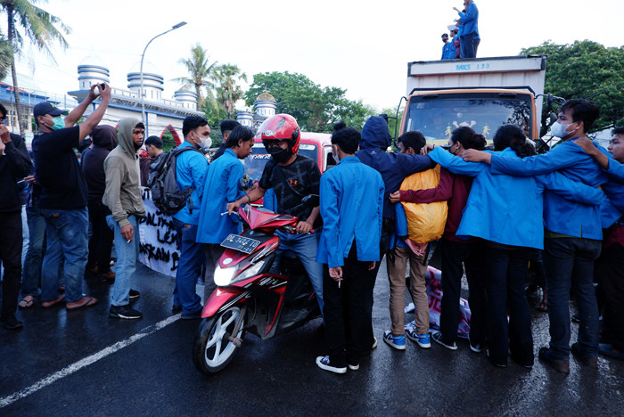 Sejumlah mahasiswa berunjuk rasa di depan kampus Universitas Muhammadiyah (Unismuh) Makassar di Jalan Sultan Alauddin, Kamis (28/10/2021).