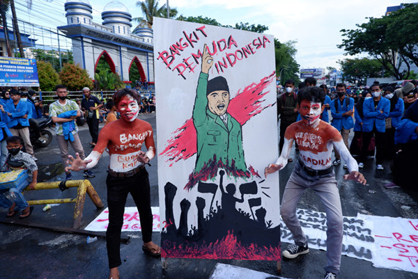 Sejumlah mahasiswa berunjuk rasa di depan kampus Universitas Muhammadiyah (Unismuh) Makassar di Jalan Sultan Alauddin, Kamis (28/10/2021).