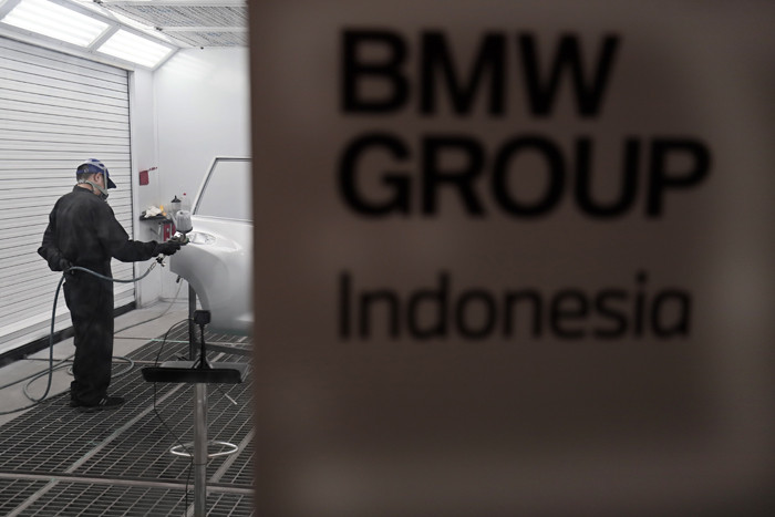 Pekerja sedang melakukan pengecatan bodi disela acara peresmian Autoglad di Pekayon, Kota Bekasi, Jawa Barat, Kamis (28/10/2021).