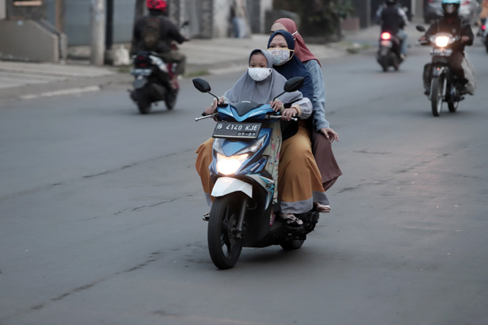 Warga beraktivitas dengan menggunakan masker di kawasan Puri Gading, Kota Beksi, Jawa Barat, Kamis (28/10/2021).