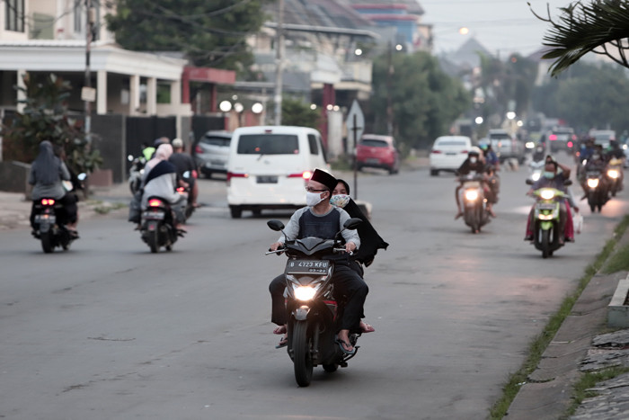 Warga beraktivitas dengan menggunakan masker di kawasan Puri Gading, Kota Beksi, Jawa Barat, Kamis (28/10/2021).