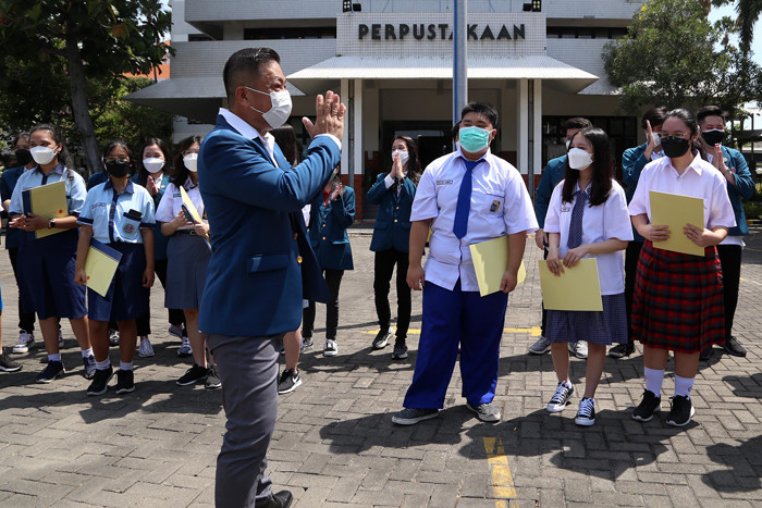 Penandatanganan deklarasi generasi pemimpin dan agen perubahan masa depan berukuran besar 2,4 x 1,17 meter di  Surabaya, Kamis (28/10/2021).