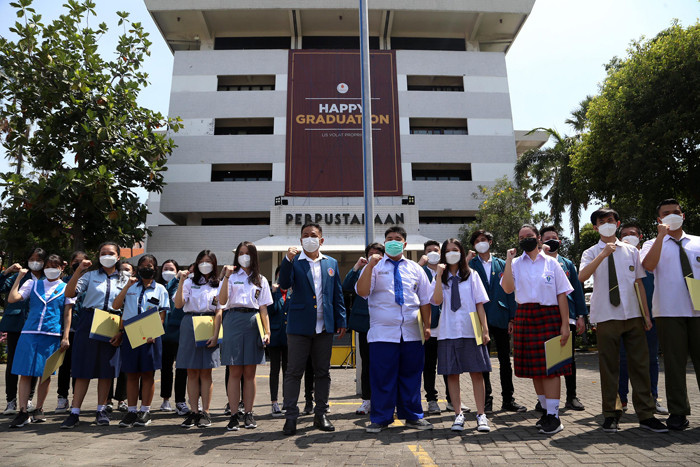 Penandatanganan deklarasi generasi pemimpin dan agen perubahan masa depan berukuran besar 2,4 x 1,17 meter di  Surabaya, Kamis (28/10/2021).