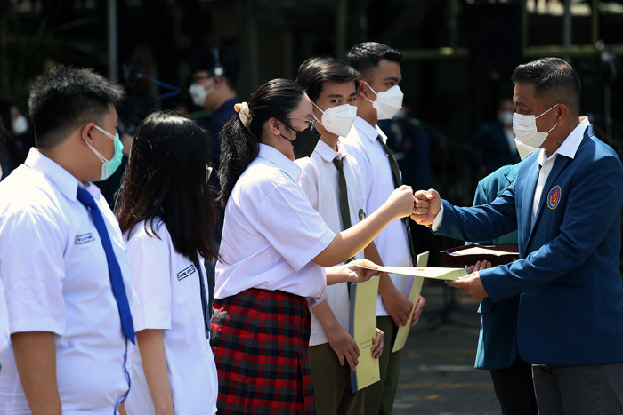Penandatanganan deklarasi generasi pemimpin dan agen perubahan masa depan berukuran besar 2,4 x 1,17 meter di  Surabaya, Kamis (28/10/2021).