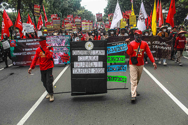 Ratusan massa yang tergabung dalam elemen buruh dan mahasiswa menggelar unjuk rasa hari Sumpah Pemuda di kawasan Patung Kuda, Jakarta, Kamis (28/10/2021).