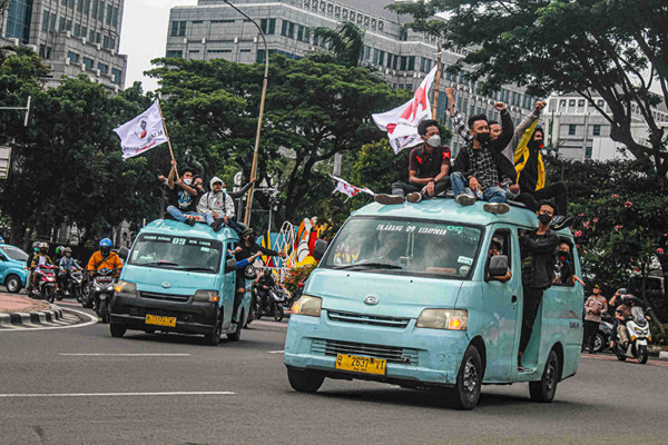 Ratusan massa yang tergabung dalam elemen buruh dan mahasiswa menggelar unjuk rasa hari Sumpah Pemuda di kawasan Patung Kuda, Jakarta, Kamis (28/10/2021).