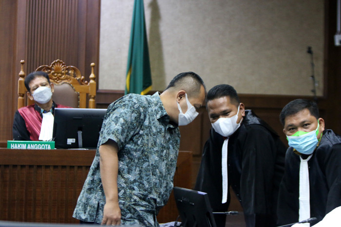 Ketiga terdakwa didakwa telah merugikan negara sebesar Rp152 miliar.