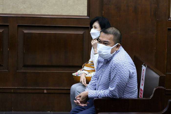 Ketiga terdakwa didakwa telah merugikan negara sebesar Rp152 miliar.