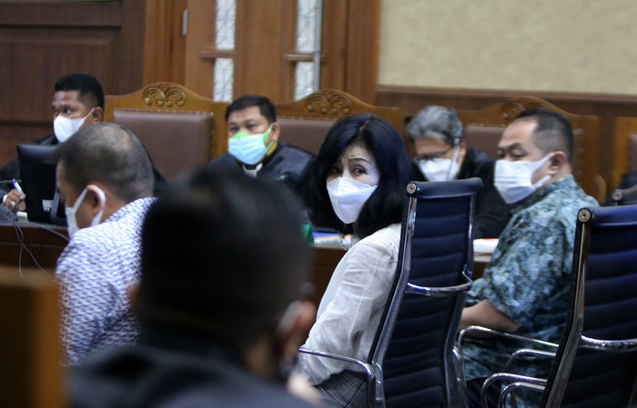 Ketiga terdakwa didakwa telah merugikan negara sebesar Rp152 miliar.
