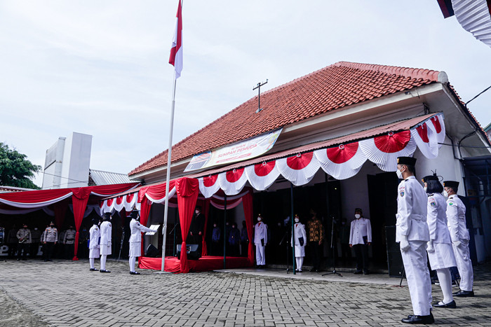 Tim Paskibra mengibarkan bendera Merah Putih saat upacara peringatan Sumpah Pemuda di Museum Sumpah Pemuda, Jakarta Pusat, Kamis (28/10/2021).