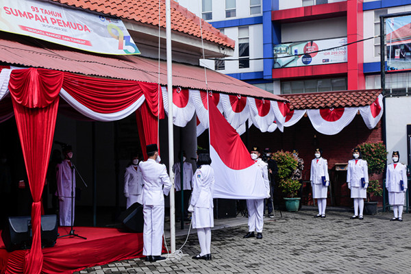 Tim Paskibra mengibarkan bendera Merah Putih saat upacara peringatan Sumpah Pemuda di Museum Sumpah Pemuda, Jakarta Pusat, Kamis (28/10/2021).