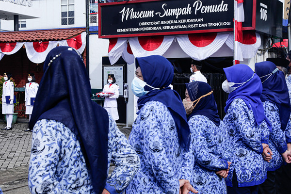Tim Paskibra mengibarkan bendera Merah Putih saat upacara peringatan Sumpah Pemuda di Museum Sumpah Pemuda, Jakarta Pusat, Kamis (28/10/2021).