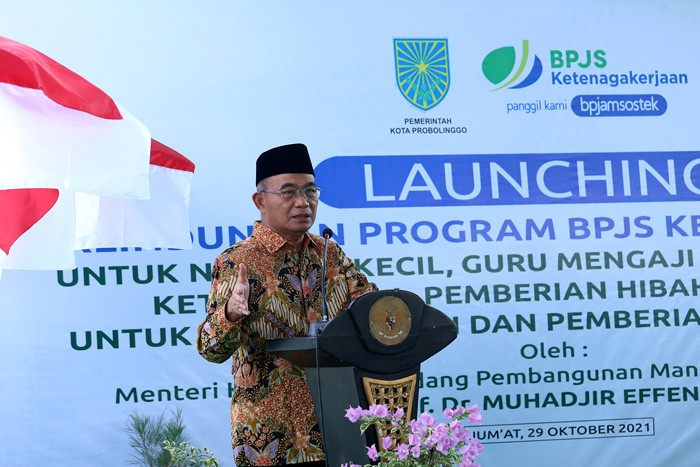 Launching perlindungan program BPJS Ketenagakerjaan bagi nelayan kecil, guru mengaji dan ketua RT/RW di Probolinggo, Jawa Timur Jumat (28/10/2021).