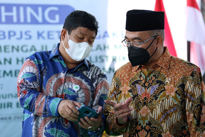 Launching perlindungan program BPJS Ketenagakerjaan bagi nelayan kecil, guru mengaji dan ketua RT/RW di Probolinggo, Jawa Timur Jumat (28/10/2021).