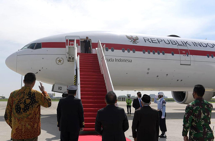 Presiden Joko Widodo saat menggunakan pesawat Garuda Indonesia untuk melakukan sejumlah rangkaian kunjungan luar negeri perdananya di masa pandemi.