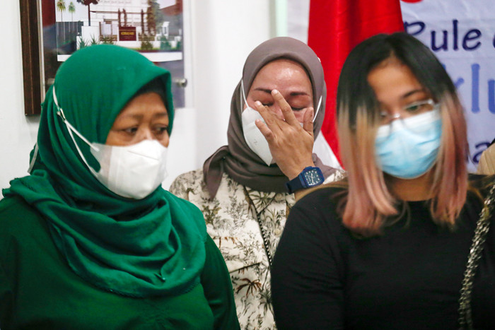 Perwakilan keluarga korban kebakaran Lapas Tangerang saat menyerahkan bukti terkait aduan ke Komnas HAM di Jakarta, Kamis (28/10/2021).
