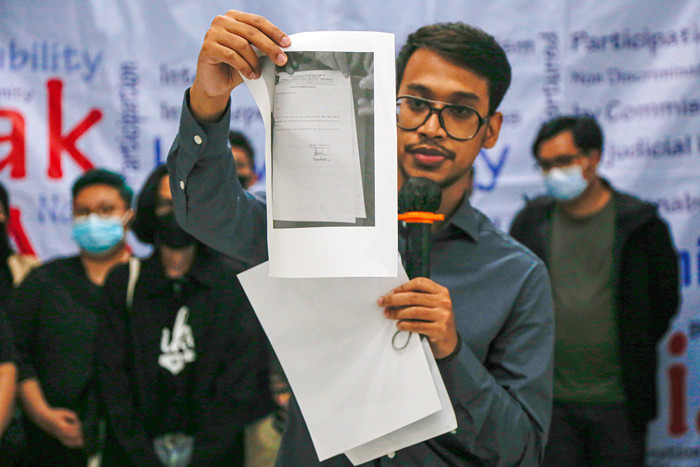 Perwakilan keluarga korban kebakaran Lapas Tangerang saat menyerahkan bukti terkait aduan ke Komnas HAM di Jakarta, Kamis (28/10/2021).