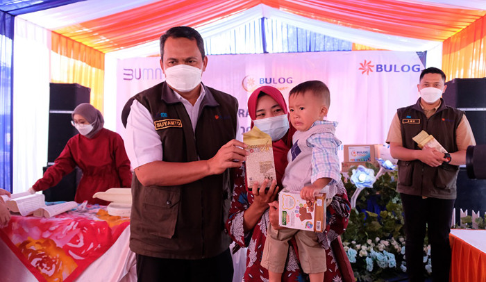 Perum Bulog memiliki perhatian dan kepedulian pada peningkatan gizi masyarakat melalui program â€œBULOG Peduli Giziâ€.