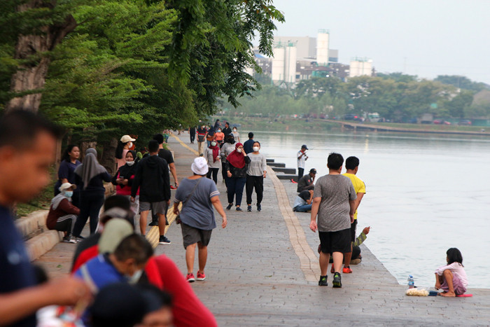 Warga berolahraga disepanjang kawasan Danau Sunter, Jakarta Utara, Sabtu (30/10/2021).