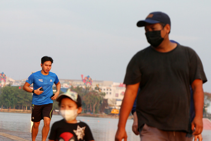 Warga berolahraga disepanjang kawasan Danau Sunter, Jakarta Utara, Sabtu (30/10/2021).