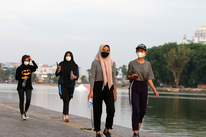 Warga berolahraga disepanjang kawasan Danau Sunter, Jakarta Utara, Sabtu (30/10/2021).