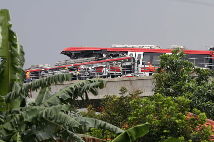Petugas melakukan persiapan evakuasi kecelakaan Light Rapid Transit (LRT) di ruas Cibubur, Jakarta Timur, Jumat (29/10/2021).