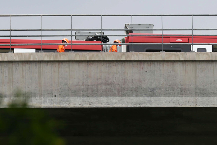 Petugas melakukan persiapan evakuasi kecelakaan Light Rapid Transit (LRT) di ruas Cibubur, Jakarta Timur, Jumat (29/10/2021).
