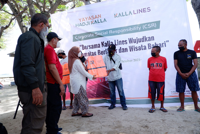 Yayasan Hadji Kalla dan Kalla Lines menggelar kegiatan Corporate Social Responsibility (CSR) di Pulau Lae-Lae, Makassar, Sabtu (30/10/2021).