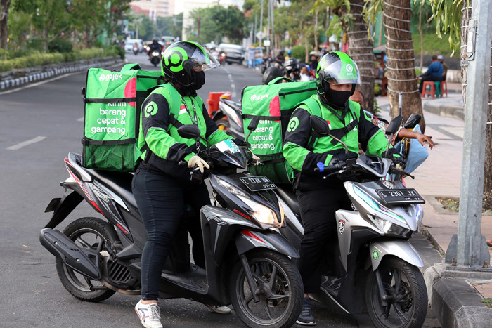 Mitra driver ojek oline (Ojol) GoSend melintas di jalanan kota Surabaya, Jawa Timur, Sabtu (30/10/2021).