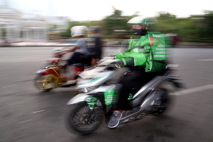 Mitra driver ojek oline (Ojol) GoSend melintas di jalanan kota Surabaya, Jawa Timur, Sabtu (30/10/2021).