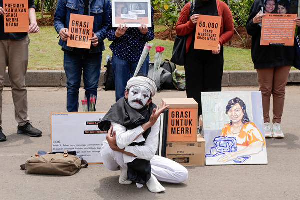 Relawan melakukan aksi teatrikal di kawasan Patung Kuda Arjuna Wijaya, Monas, Jakarta Pusat, Senin (1/11/2021).