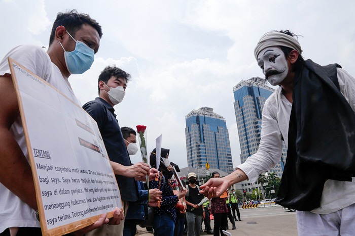 Relawan melakukan aksi teatrikal di kawasan Patung Kuda Arjuna Wijaya, Monas, Jakarta Pusat, Senin (1/11/2021).