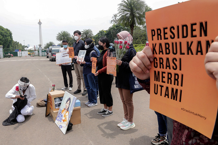 Relawan melakukan aksi teatrikal di kawasan Patung Kuda Arjuna Wijaya, Monas, Jakarta Pusat, Senin (1/11/2021).