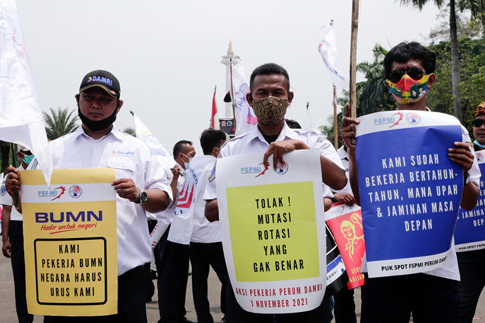 Sejumlah massa buruh menggelar aksi unjuk rasa di kawasan Patung Kuda Arjuna, Jakarta, Senin (1/11/2021).