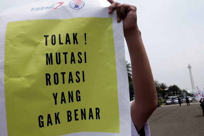 Sejumlah massa buruh menggelar aksi unjuk rasa di kawasan Patung Kuda Arjuna, Jakarta, Senin (1/11/2021).