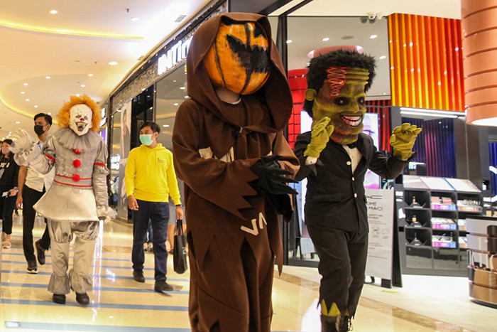 Orang berkostum Halloween berkeliling dan berfoto bersama para pengunjung di Mall Central Park, Jakarta, Minggu (31/10/2021).