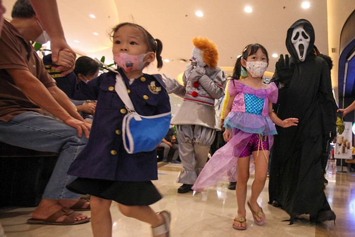 Orang berkostum Halloween berkeliling dan berfoto bersama para pengunjung di Mall Central Park, Jakarta, Minggu (31/10/2021).