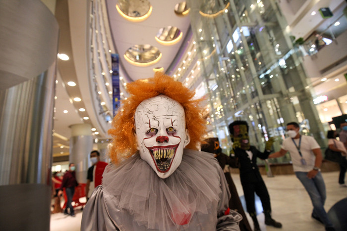 Orang berkostum Halloween berkeliling dan berfoto bersama para pengunjung di Mall Central Park, Jakarta, Minggu (31/10/2021).