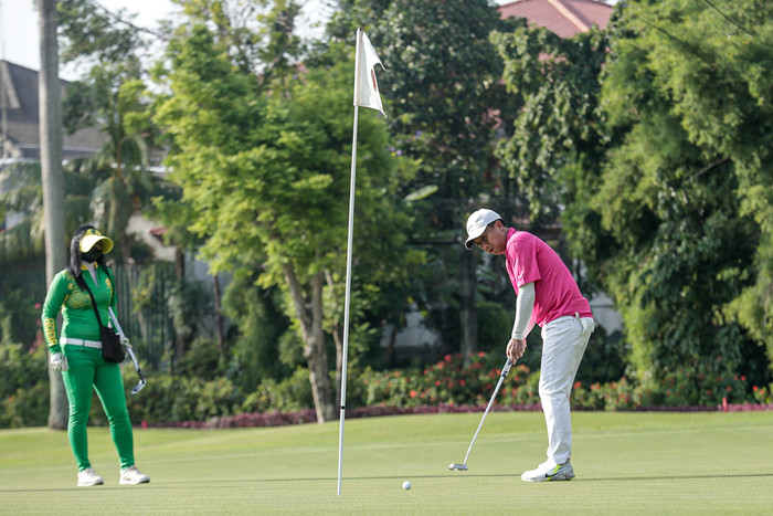 Peserta saat bertanding golf dalam acara IDX Channel Golf Tournament 2021 di Pondok Indah Golf Course, Jakarta Selatan, Sabtu (30/10/2021).