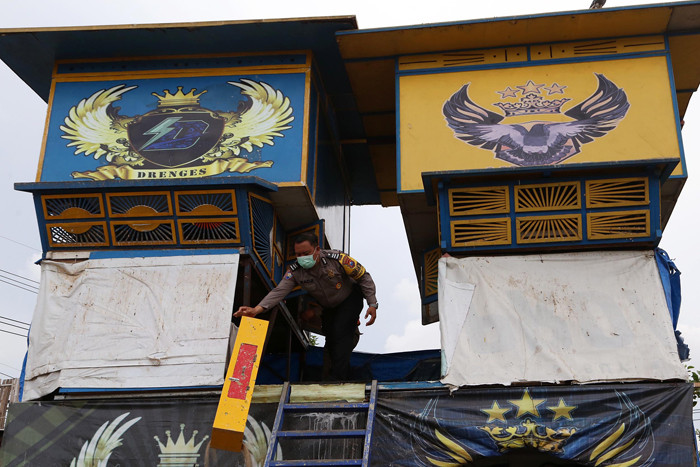 Petugas membakar pagpon atau kandang merpati ketika melakukan penertiban di kawasan Ploso, Tambaksari Surabaya, Jawa Timur, Senin (1/11/2021).