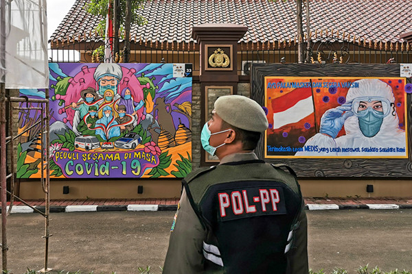 Sejumlah karya mural dengan tema mengkritik polisi ditampilkan di depan gedung Mabes Polri, Jakarta Selatan, Minggu (31/10 2021).