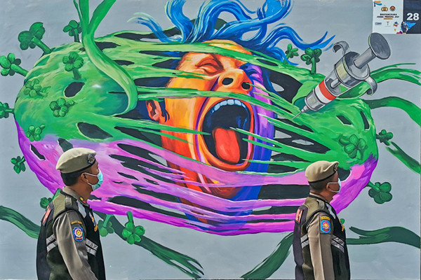 Sejumlah karya mural dengan tema mengkritik polisi ditampilkan di depan gedung Mabes Polri, Jakarta Selatan, Minggu (31/10 2021).