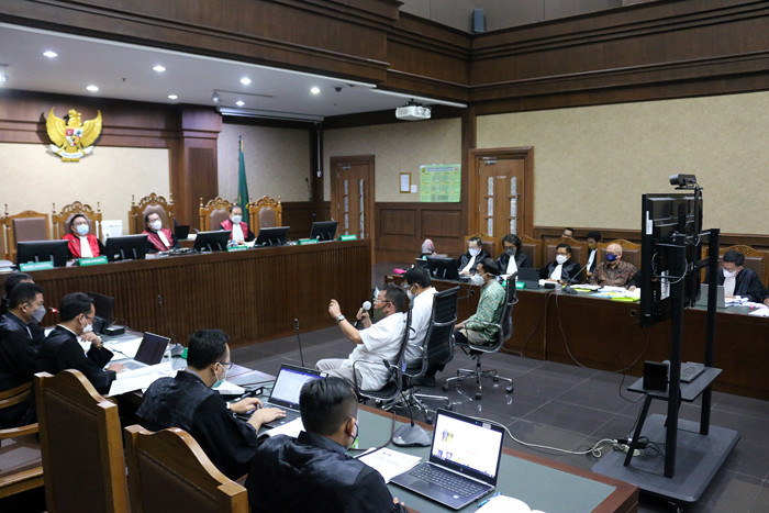 Terdakwa kasus korupsi kegiatan fiktif agen PT Asuransi Jasindo Kiagus Emil Fahmy Cornain menjalani sidang di Pengadilan Tipikor, Jakarta, Senin (1/11/2021).