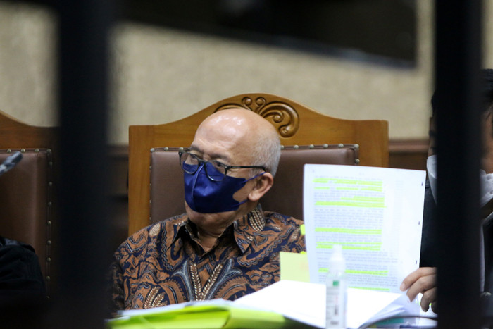 Terdakwa kasus korupsi kegiatan fiktif agen PT Asuransi Jasindo Kiagus Emil Fahmy Cornain menjalani sidang di Pengadilan Tipikor, Jakarta, Senin (1/11/2021).