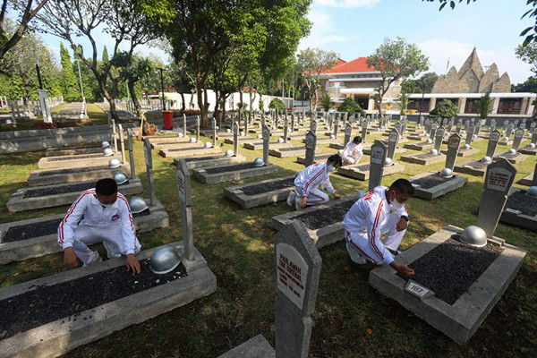 Kementerian Sosial bersama Unhan Republik Indonesia melaksanakan kegiatan kerja bakti di Taman Makam Pahlawan Kalibata, Jakarta Selatan, Sabtu (30/10/2021).
