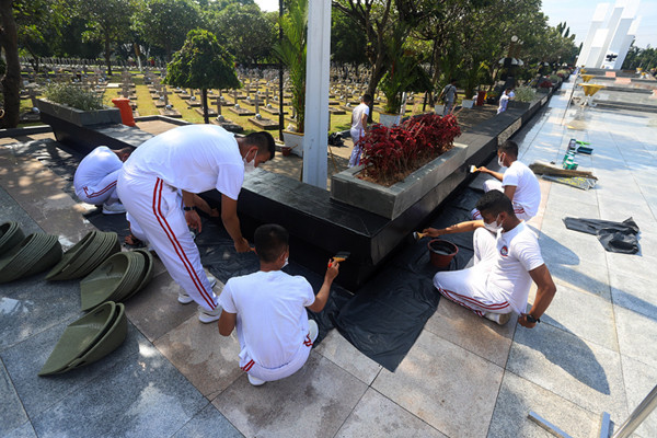 Kementerian Sosial bersama Unhan Republik Indonesia melaksanakan kegiatan kerja bakti di Taman Makam Pahlawan Kalibata, Jakarta Selatan, Sabtu (30/10/2021).