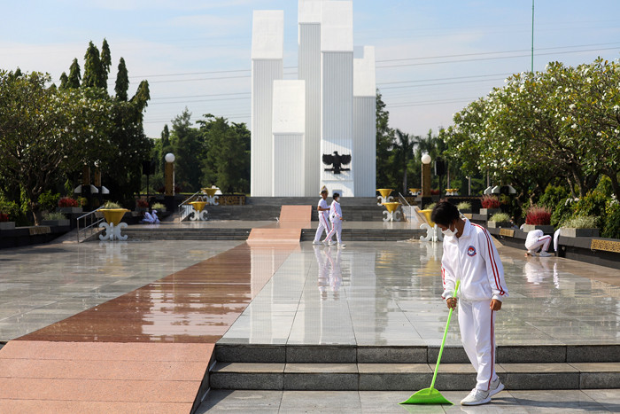 Kementerian Sosial bersama Unhan Republik Indonesia melaksanakan kegiatan kerja bakti di Taman Makam Pahlawan Kalibata, Jakarta Selatan, Sabtu (30/10/2021).