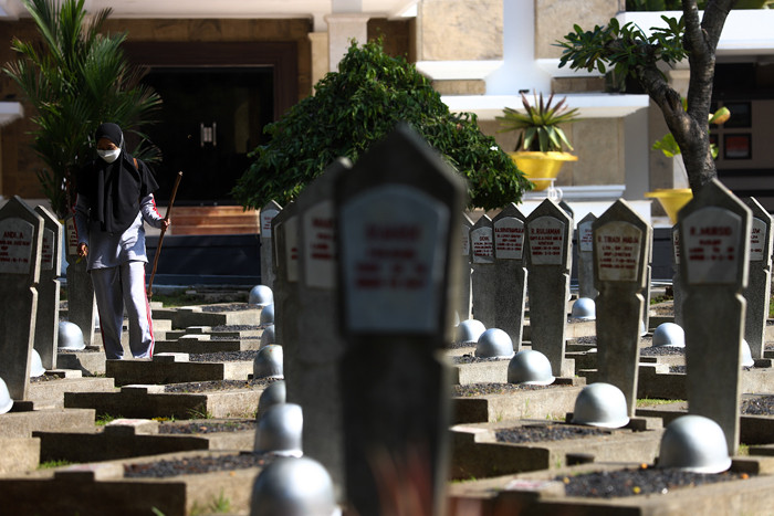 Kementerian Sosial bersama Unhan Republik Indonesia melaksanakan kegiatan kerja bakti di Taman Makam Pahlawan Kalibata, Jakarta Selatan, Sabtu (30/10/2021).